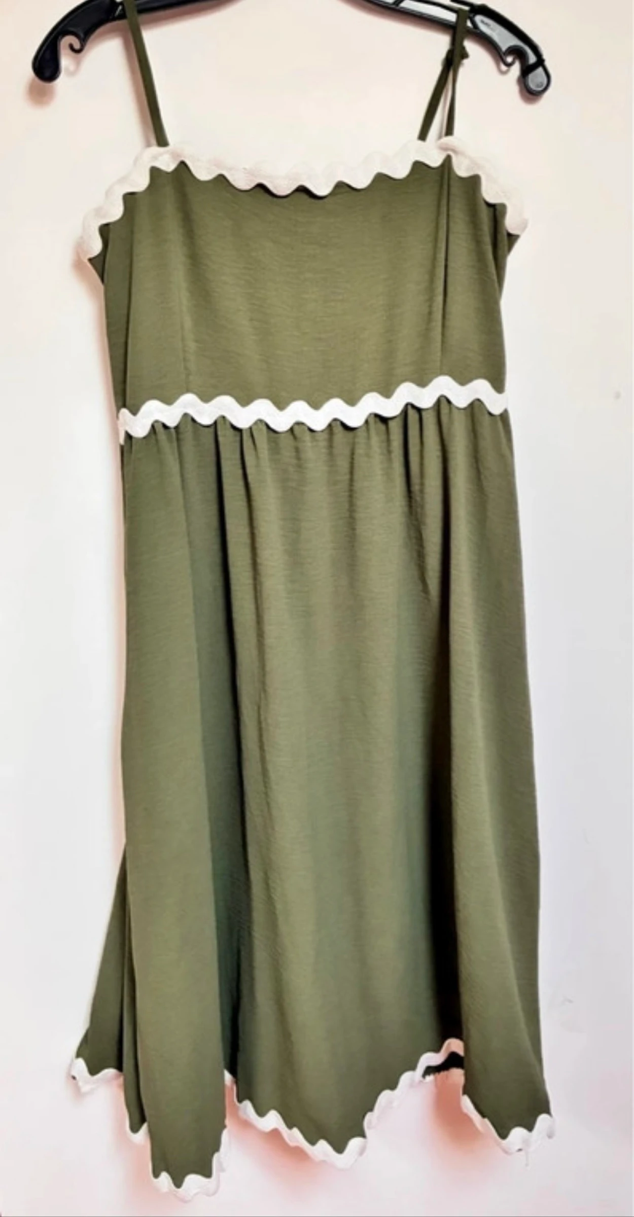 Vestido verde kaki fluido com alças e detalhe ondulado branco | Tam. L – photo 2